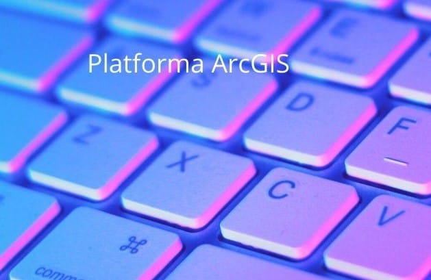 12 Zdjęcie klawiatury z napisem Platforma ArcGIS