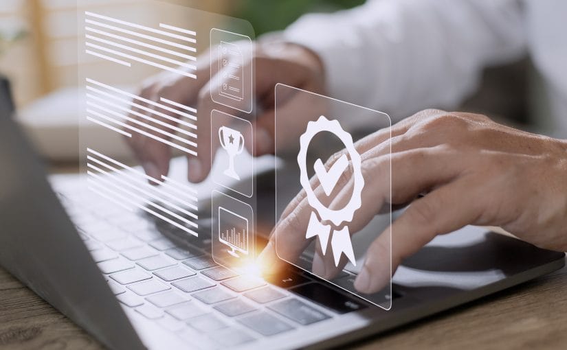 mężczyzna korzystający z laptopa